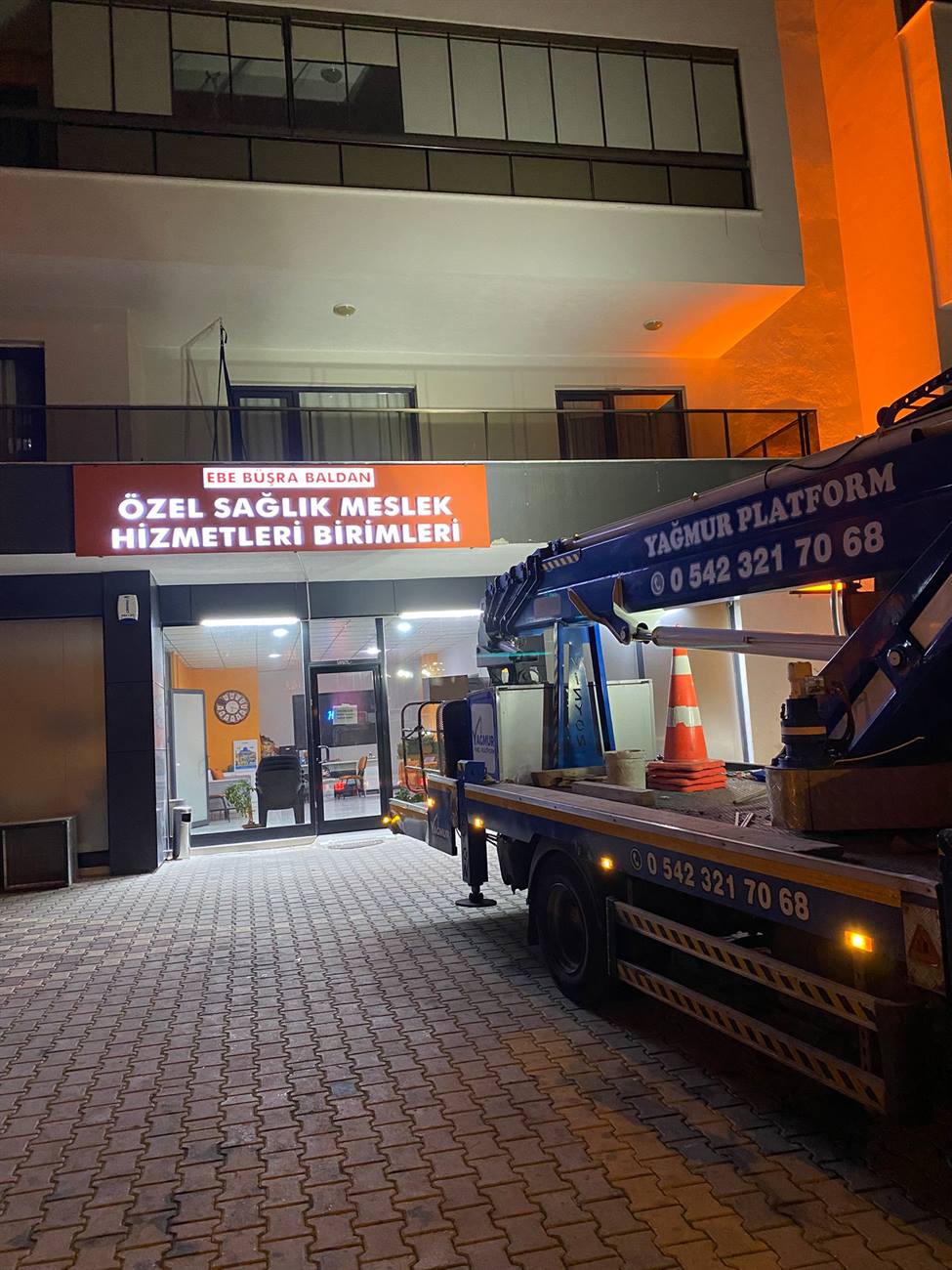 Gece sağlık merkezi girişinde ışıklı tabela montajı