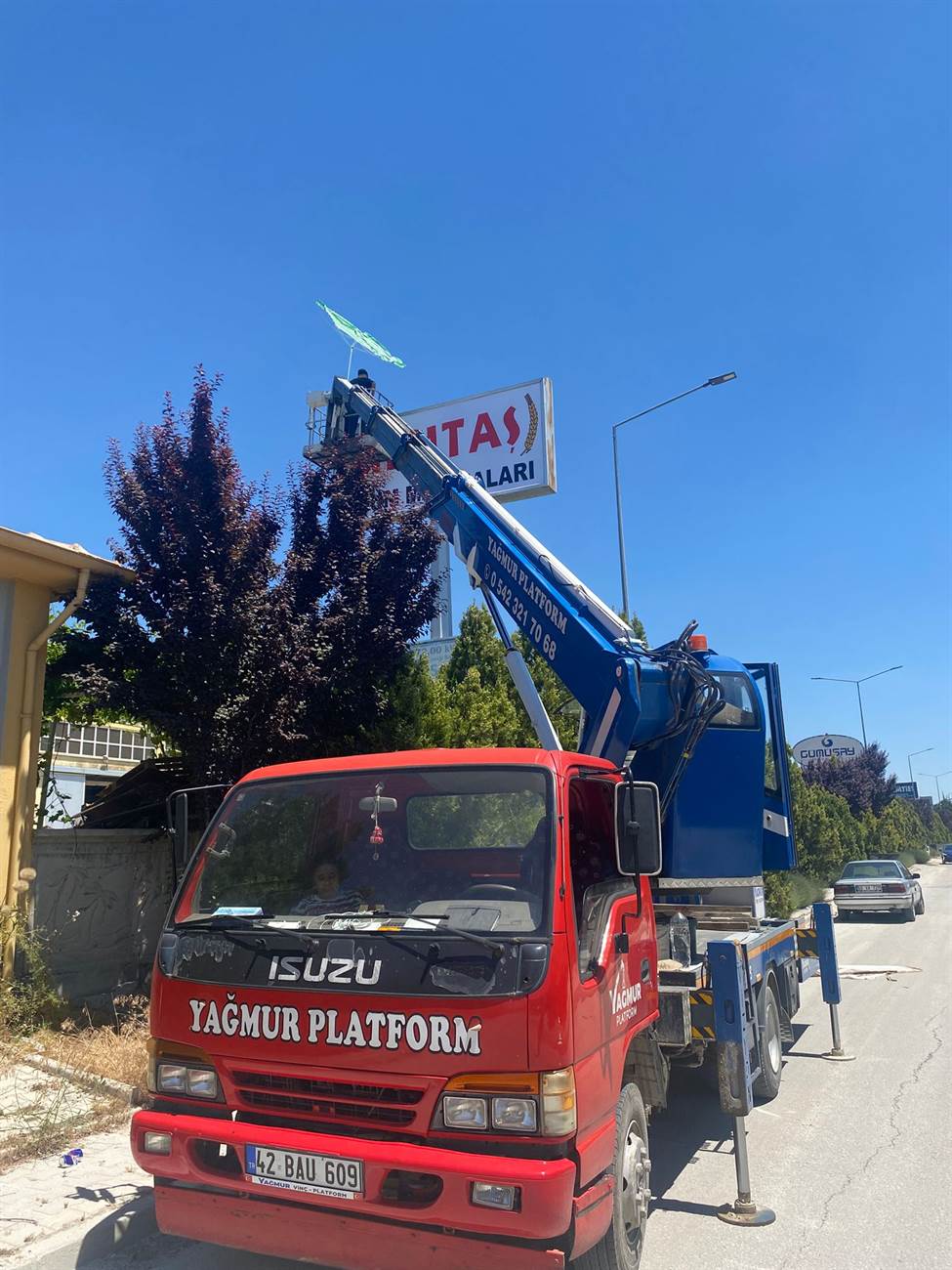 Yol kenarında direk üstü tabela montajı